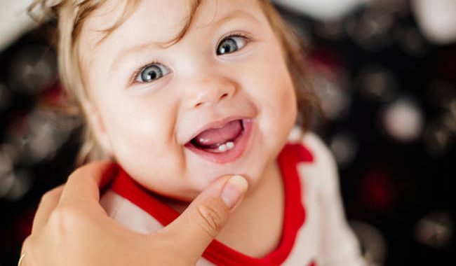 Δόντια μωρού: Πώς θα καταλάβετε ότι το παιδί σας βγάζει δόντια;