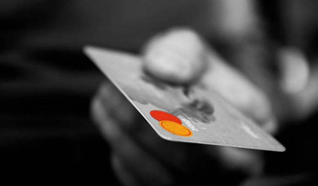 Χρεωστικές κάρτες: «Συναγερμός» για τις ανέπαφες συναλλαγές - Τι συνέβη