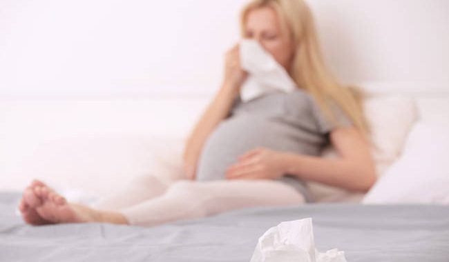 Πώς αντιμετωπίζετε το βήχα στην εγκυμοσύνη; (vid)