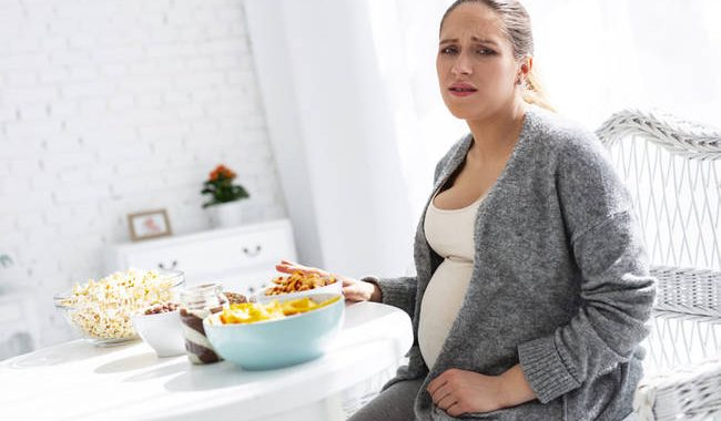 Μειώστε την καούρα και τη δυσπεψία της εγκυμοσύνης σε 5 βήματα