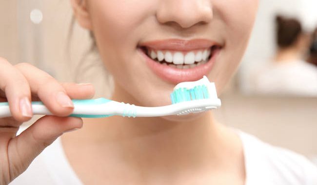 Πόσο συχνά πρέπει να πλένετε τα δόντια σας για να προλάβετε έμφραγμα, εγκεφαλικό & άνοια