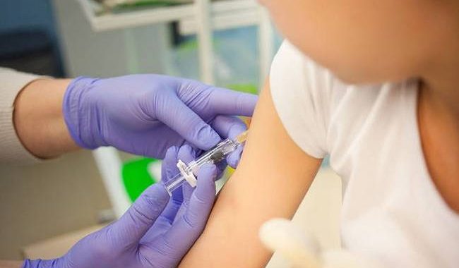 Ποιοι και γιατί εμποδίζουν την ένταξη των εμβολίων στις δαπάνες της πρόληψης