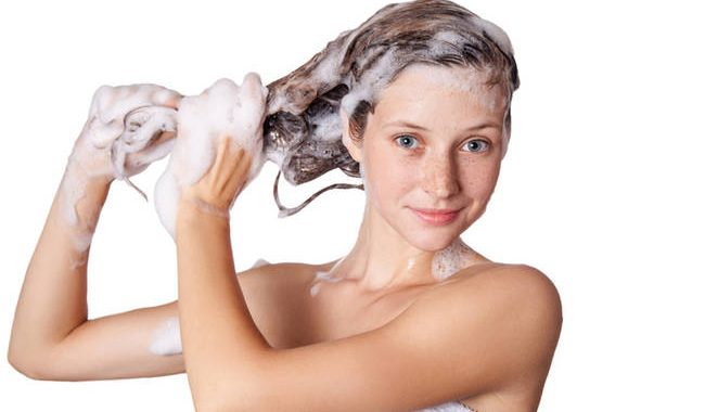 Λούσιμο μαλλιών: 10 κοινά λάθη που πρέπει να αποφεύγετε