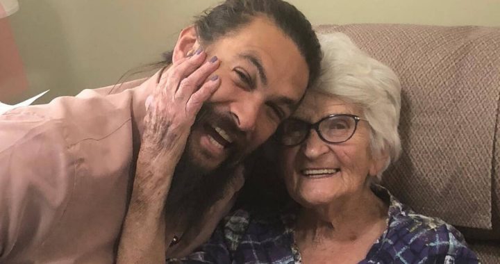 O Jason Momoa επισκέφτηκε τη γιαγιά του και οι φωτογραφίες τους «τρέλαναν» το διαδίκτυο (pics)