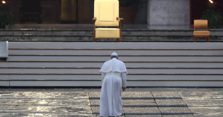 Κορονοϊός Βατικανό: Δέος από το κήρυγμα του Πάπα – Μόνος στον ναό του Αγίου Πέτρου (pics)
