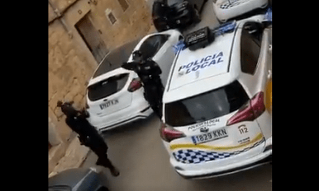 Κορονοϊός Ισπανία: Αστυνομικοί τραγουδούν σε κατοίκους στη καραντίνα και γίνονται viral (vid)