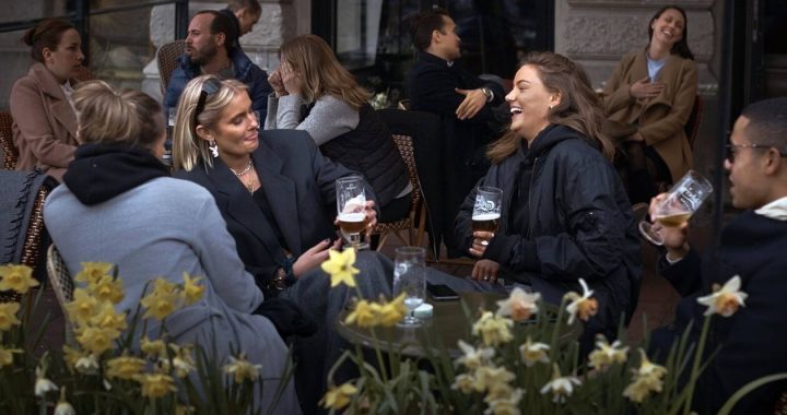 Κορονοϊός στη Σουηδία: Μπαρ και εστιατόρια έκλεισαν γιατί παραβίασαν τους κανόνες