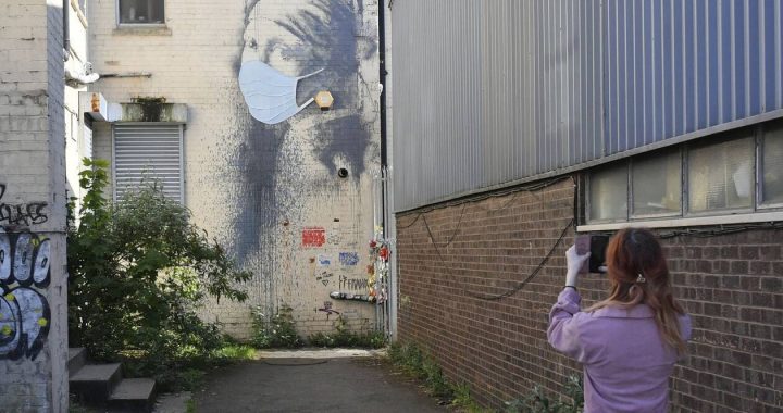 Κορονοϊός-Βρετανία: Το «Κορίτσι με το τρυπημένο τύμπανο» του Banksy απέκτησε μάσκα προστασίας (pics)