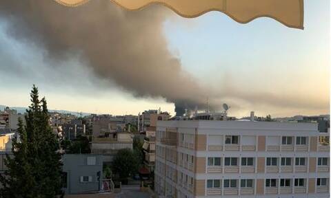 Φωτιά σε εργοστάσιο στη Μεταμόρφωση: «Μαύρισε» ο ουρανός της Αθήνας - Απίστευτες είκονες