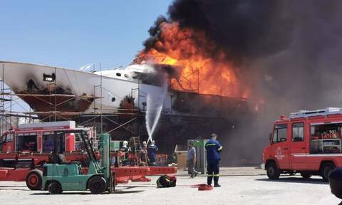 Έκρηξη σε ναυπηγείο στη Σύρο: Θαλαμηγός έγινε «στάχτη» (pics+vid)