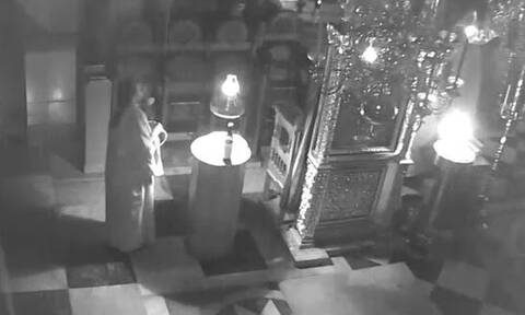 Άγιον Όρος: Συγκλονιστικό βίντεο από τον σεισμό – Οι μοναχοί ψέλνουν ενώ πέφτουν σοφάδες (vid)
