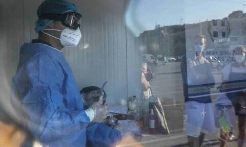 Κορονοϊός: Συγκλονιστικές εικόνες - Δείτε τα χέρια νοσηλευτή μετά από 8 ώρες συνεχόμενων τεστ