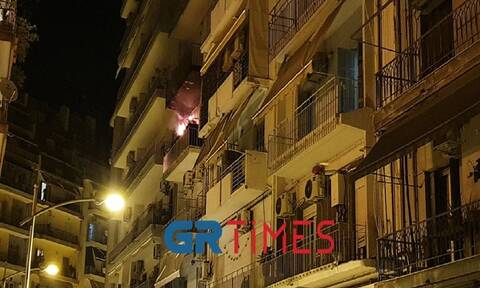 Φωτιά σε διαμέρισμα στο κέντρο της Θεσσαλονίκης: Στο νοσοκομείο 10 ένοικοι