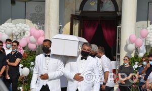 Ράγισαν καρδιές στην κηδεία της μικρής Αναστασίας - Απαρηγόρητη η οικογένεια της Έρρικας Πρεζεράκου