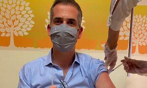 Μπακογιάννης: Έκανε τη δεύτερη δόση του εμβολίου για τον κορονοϊό – «Με το καπάκι στο χέρι»