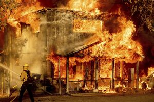 HΠΑ: Πυροσβεστικό περνάει μέσα από την πύρινη «κόλαση» στην Καλιφόρνια - Δείτε το βίντεο