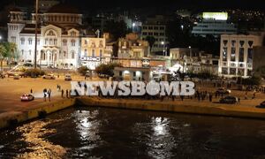 Μίκης Θεοδωράκης: Σάλπαρε για το τελευταίο ταξίδι στα Χανιά – Ρίγη συγκίνησης στο λιμάνι του Πειραιά