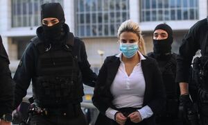 Δίκη για βιτριόλι: Αμετανόητη η Έφη Κακαράντζουλα - Έκλεβε στη φυλακή λέει ο δικηγόρος της Ιωάννας