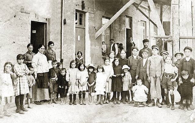 Πρόσφυγες στις αποθήκες, 1923-1924