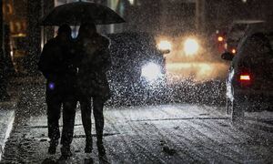 Χιονίζει τώρα στο κέντρο της Αθήνας - Πού θα «χτυπήσει» η κακοκαιρία τις επόμενες ώρες