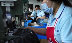 Kίνα: Παγκόσμιο «έμφραγμα» στις αλυσίδες εφοδιασμού από είδη πολυτελείας μέχρι ηλεκτρικά αυτοκίνητα