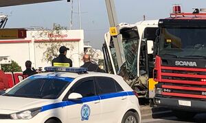 Λεωφορείο «καρφώθηκε» σε κολώνα στην παραλιακή - Έξι τραυματίες