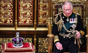 Η «βασιλική» εμφάνιση του Καρόλου στο Κοινοβούλιο – Η Καμίλα, ο Ουίλιαμ και το «ορφανό» στέμμα