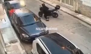 Βίντεο - ντοκουμέντο του Newsbomb.gr: Έκλεψαν μηχανή στα Καμίνια μπροστά στα μάτια μιας γυναίκας